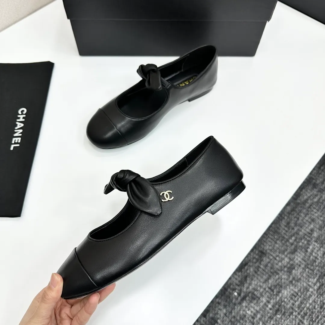 👟👟Ex-factory price 480👟👟 Chanel 25C Early Spring Mary Jane Shoes Series This season’s shoes are all great! The pure black Mary Jane is very comfortable on the feet and the upper leather is also very soft, so you don’t have to worry about rubbing your feet. The bunny ears are also very cute, and the black and white color matching and black fabric cover are very nice. Upper cowhide, inner sheepskin, leather outsole Size: 35-39 40/41 customized